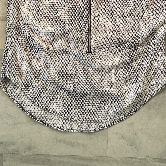 Michael Kors  NWOT   Abstract print blouse scoopneck      Sleeveless      Size S - Picture 5 of 13